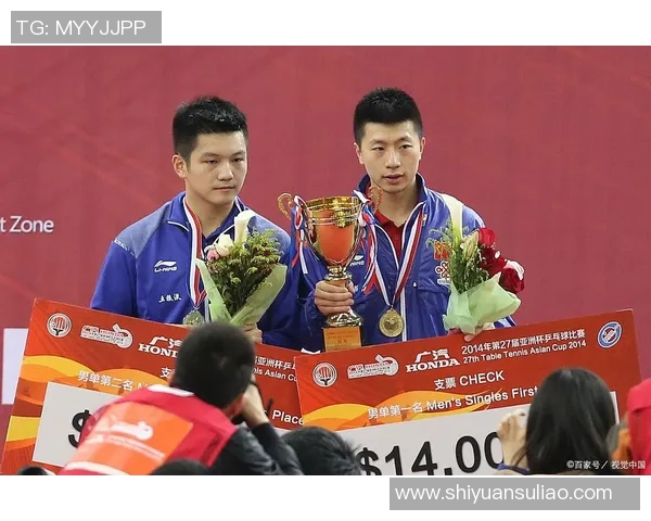 费古伦斯与基斯奥马激战正酣比分胶着双方争夺胜利的精彩瞬间